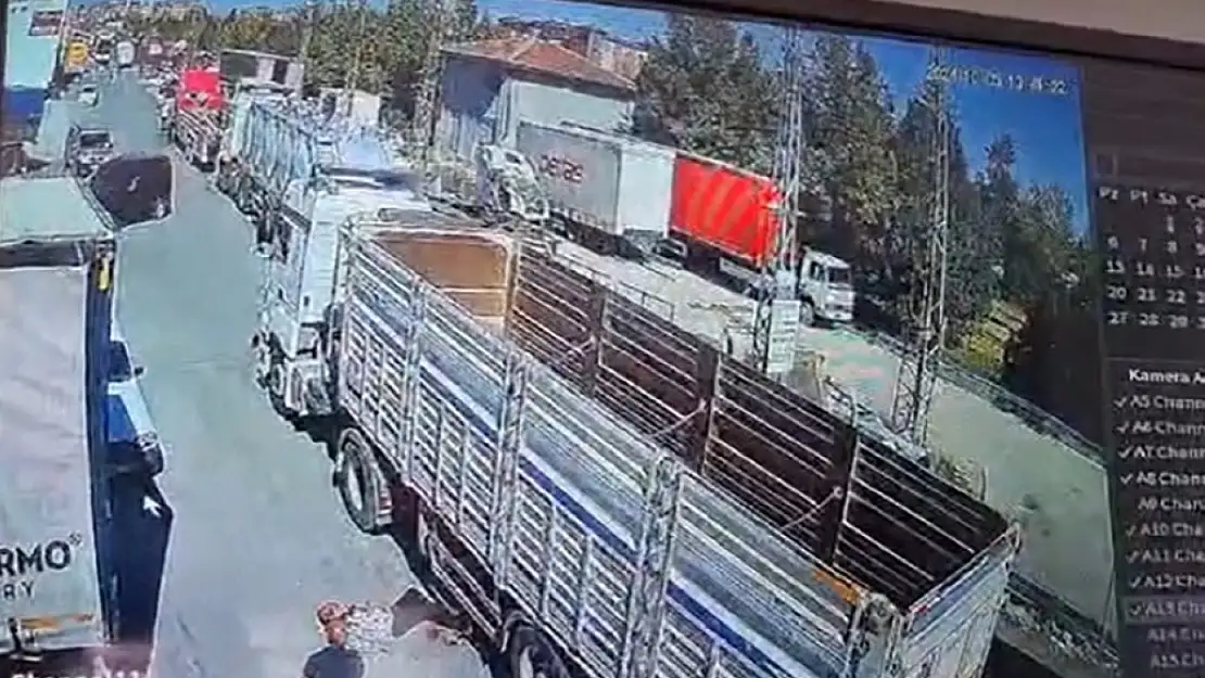 Tırların arasında sıkışarak ağır yaralandı