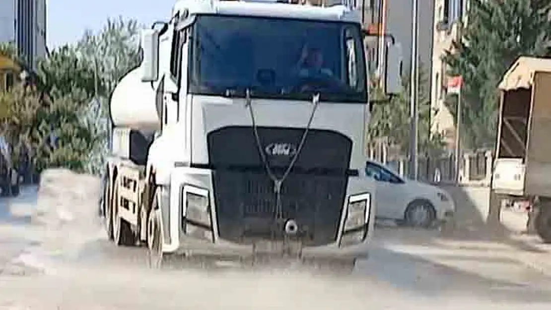 Tozlu yollarda sulama çalışmaları devam ediyor