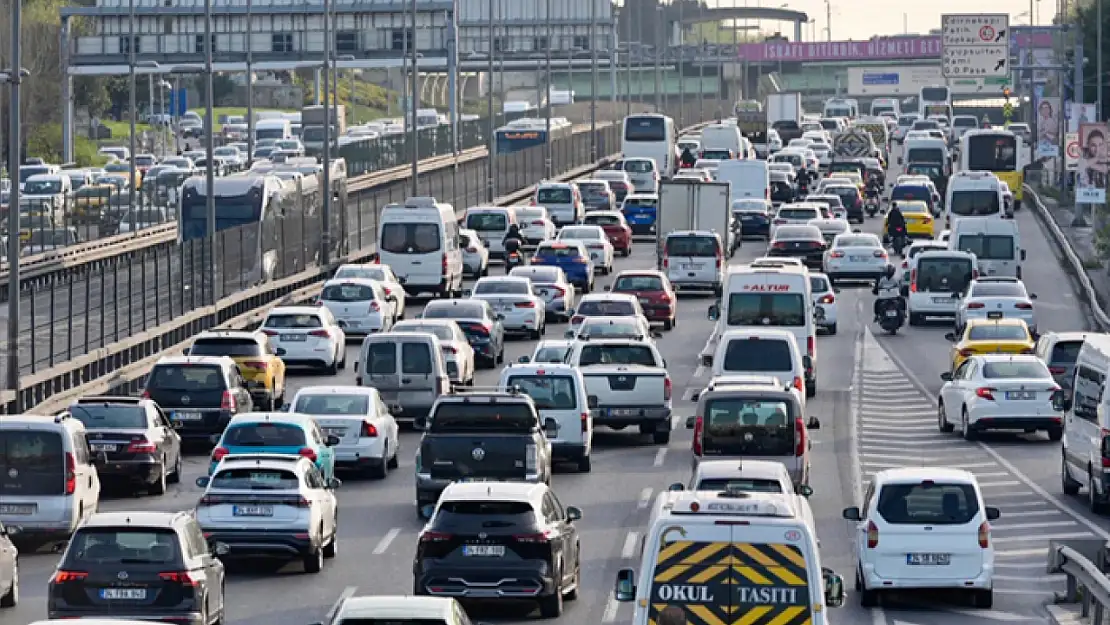 Trafiğe kayıtlı motorlu kara taşıtları 2023 yılında 348 milyar 115 milyon km yol katetti