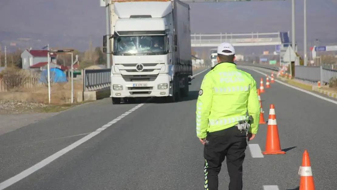 Trafik ekiplerinden zorunlu kış lastiği denetimi