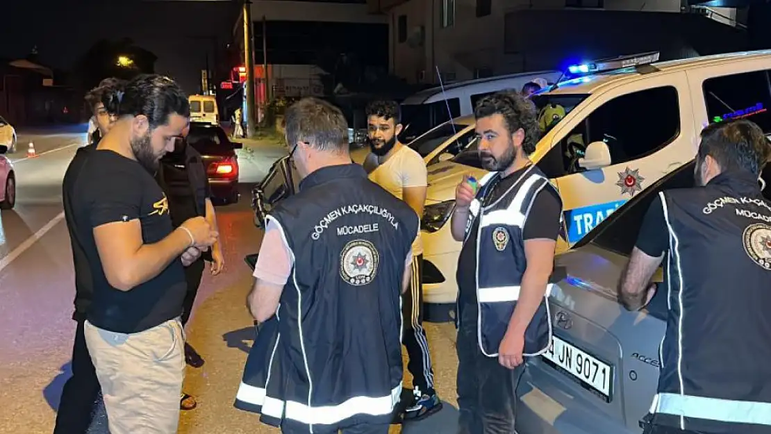 Trafik ekiplerinin dikkatinden kaçmadı, 5 kaçak göçmen yakalandı