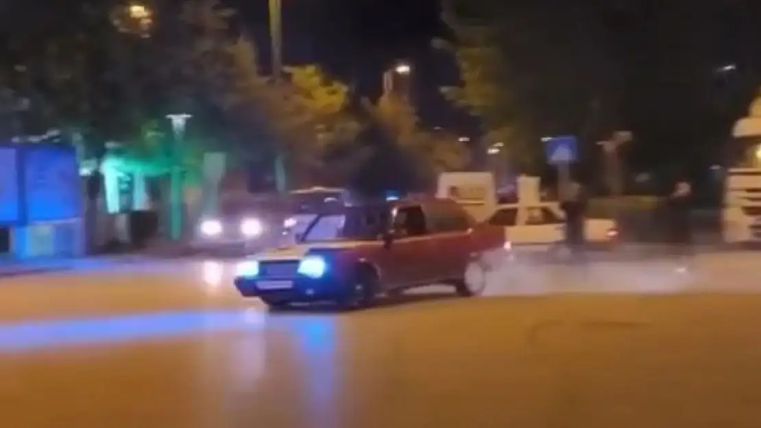 Trafik magandası kamerada: Kimseye aldırış etmeden drift attı