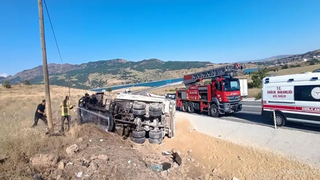 Tunceli'de kamyon devrildi, sürücü araçtan fırladı