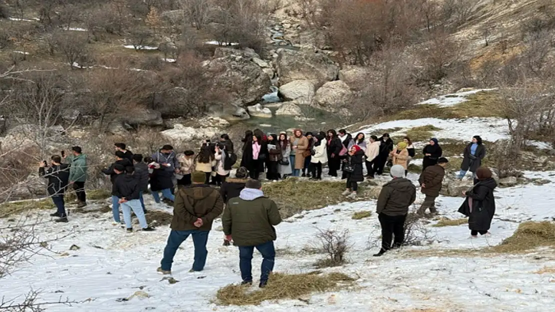 Tunceli'de öğrenciler yaban hayvanları için doğaya yem bıraktı