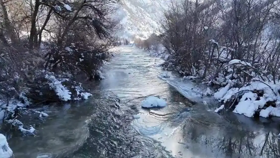 Tunceli'de, Pülümür Çayı yer yer buz tuttu