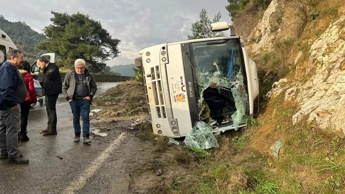 Tur minibüsü devrildi: 23 yaralı