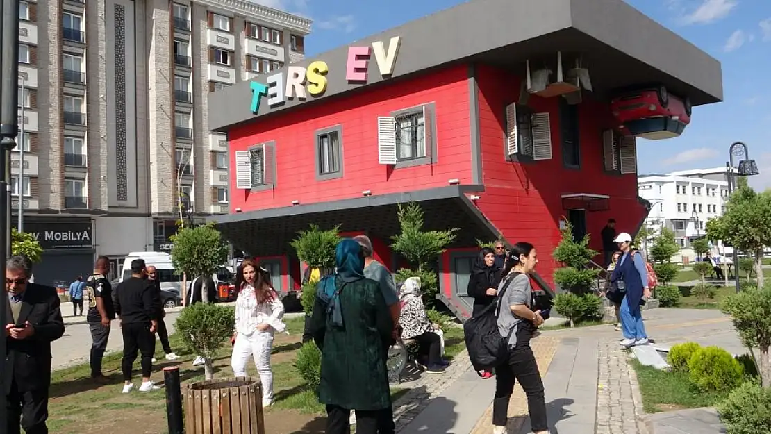 Turistler'den Ters Eve ilgi büyük