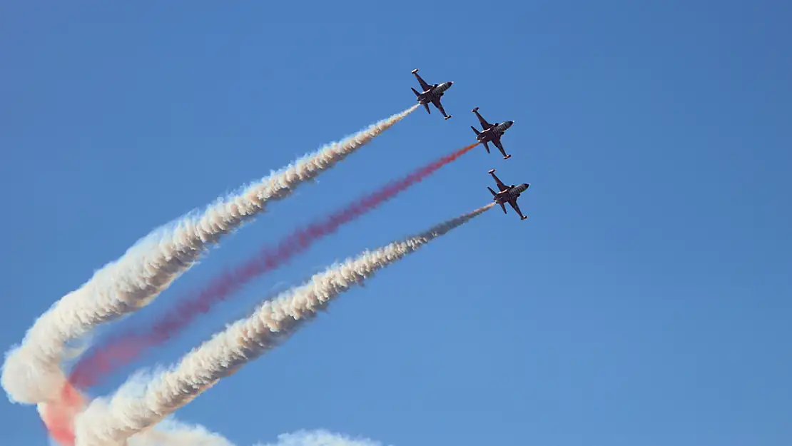 Türk Yıldızları gökyüzünü renklendirdi