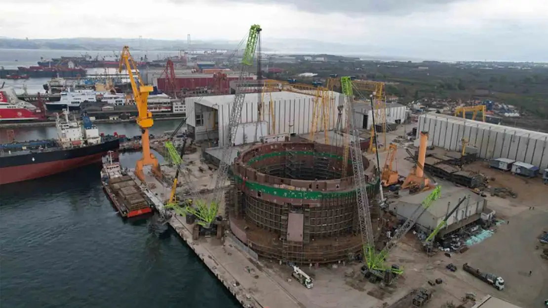 Türkiye'de ilk kez inşa edilen balık çiftliğinin 700'er tonluk son parçaları için dev operasyon