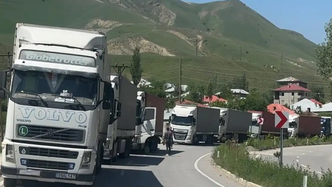 Türkiye-İran sınırında 2 kilometrelik tır kuyruğu
