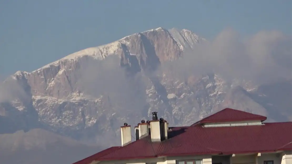 Türkiye'nin 2. zirvesine mevsimin ilk karı düştü