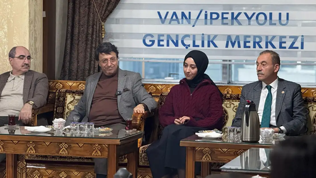 Türkmenoğlu: Başarı yolculuğunda gençlerin yanındayız