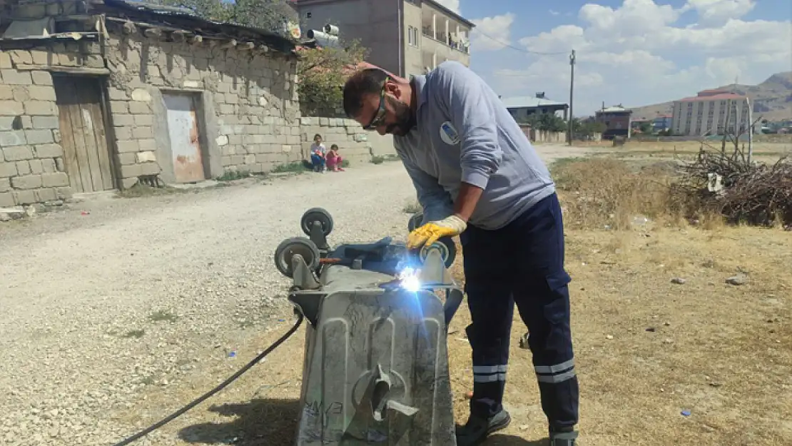 Tuşba Belediyesi, çöp konteynerlerinin bakımını gerçekleştiriyor