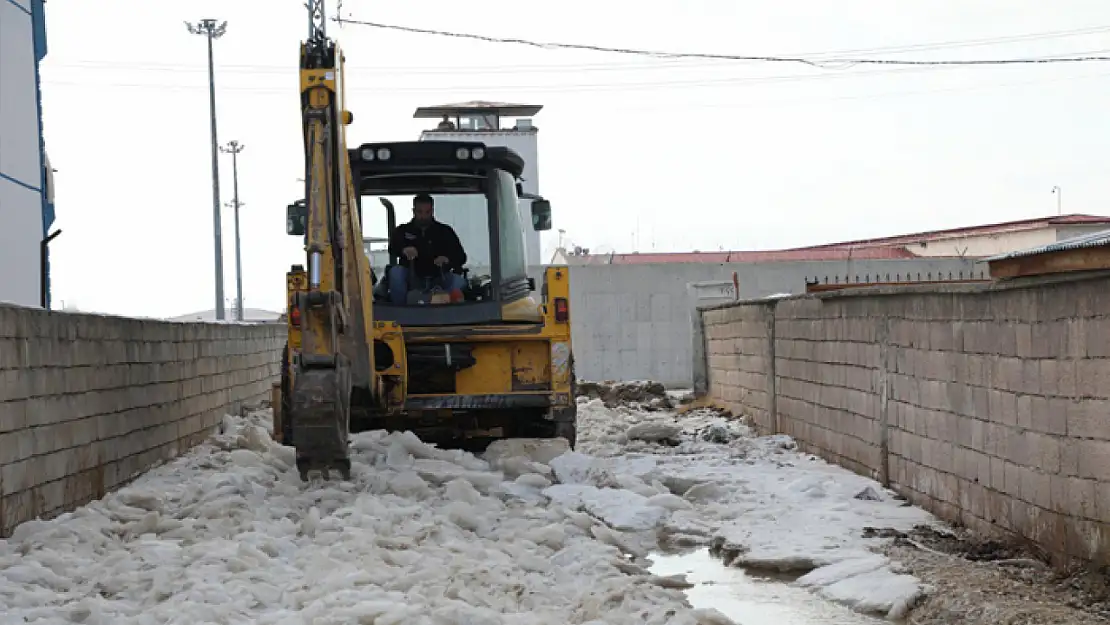 Tuşba Belediyesi'nden buz temizleme çalışması