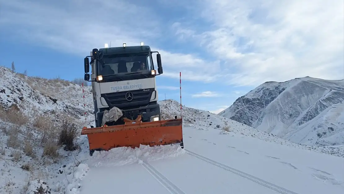 Tuşba Belediyesi'nden kar temizleme çalışması