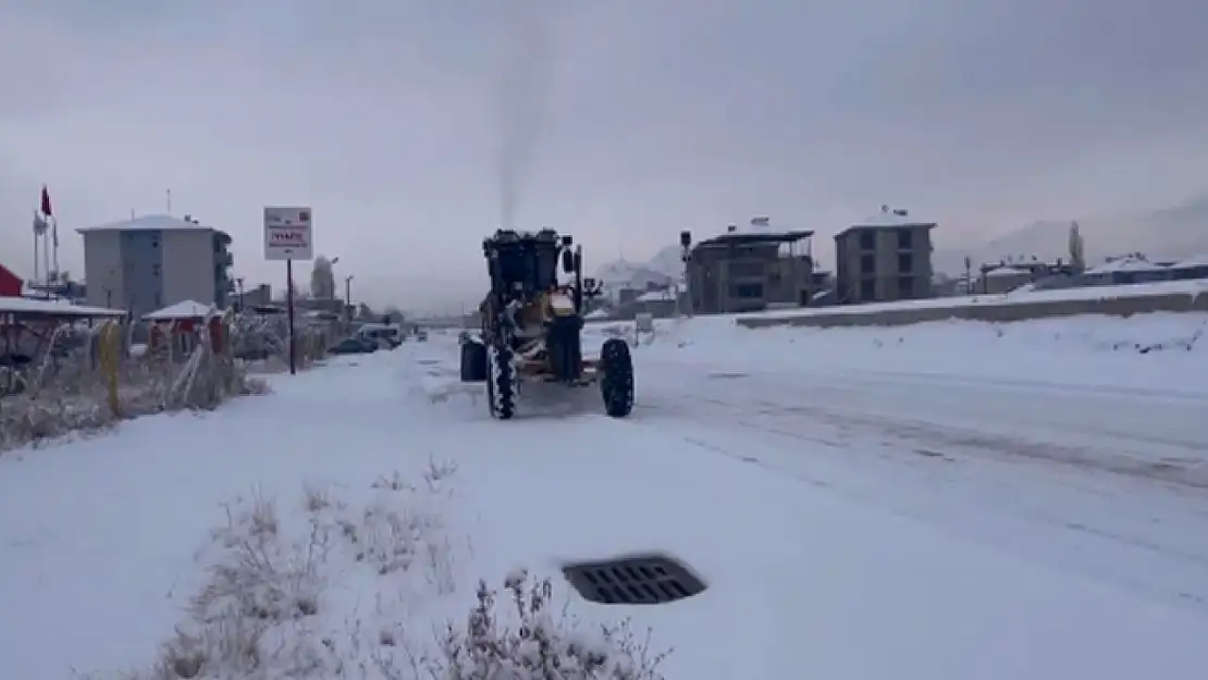 Tuşba Belediyesi'nden karla mücadele çalışması