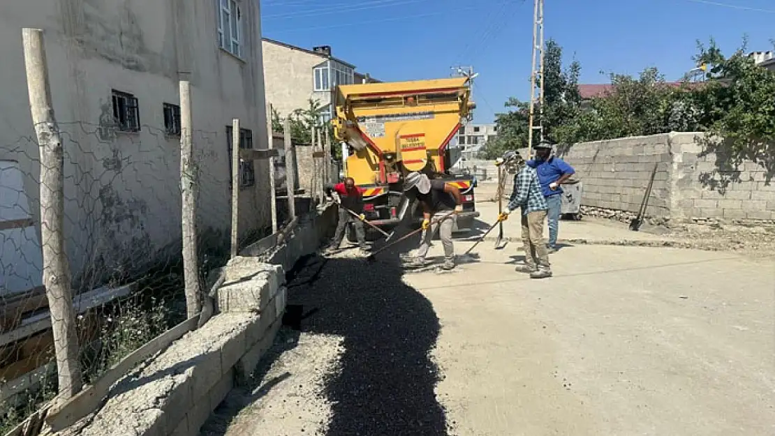 Tuşba'da asfalt yama çalışmaları devam ediyor