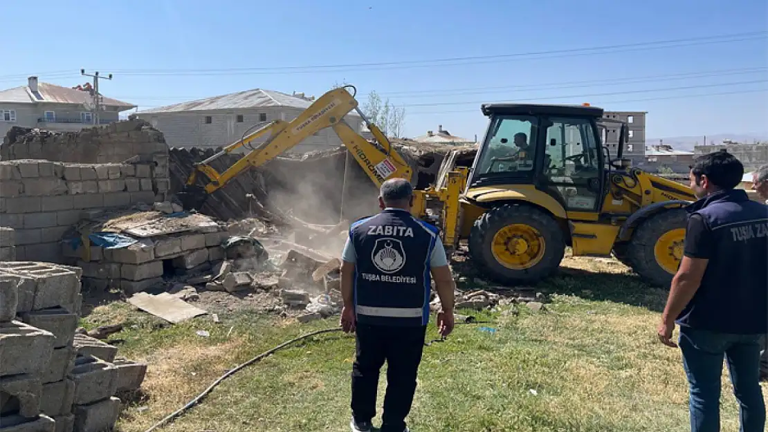 Tuşba'da halk sağlığını tehdit eden ahırların yıkımına başlandı