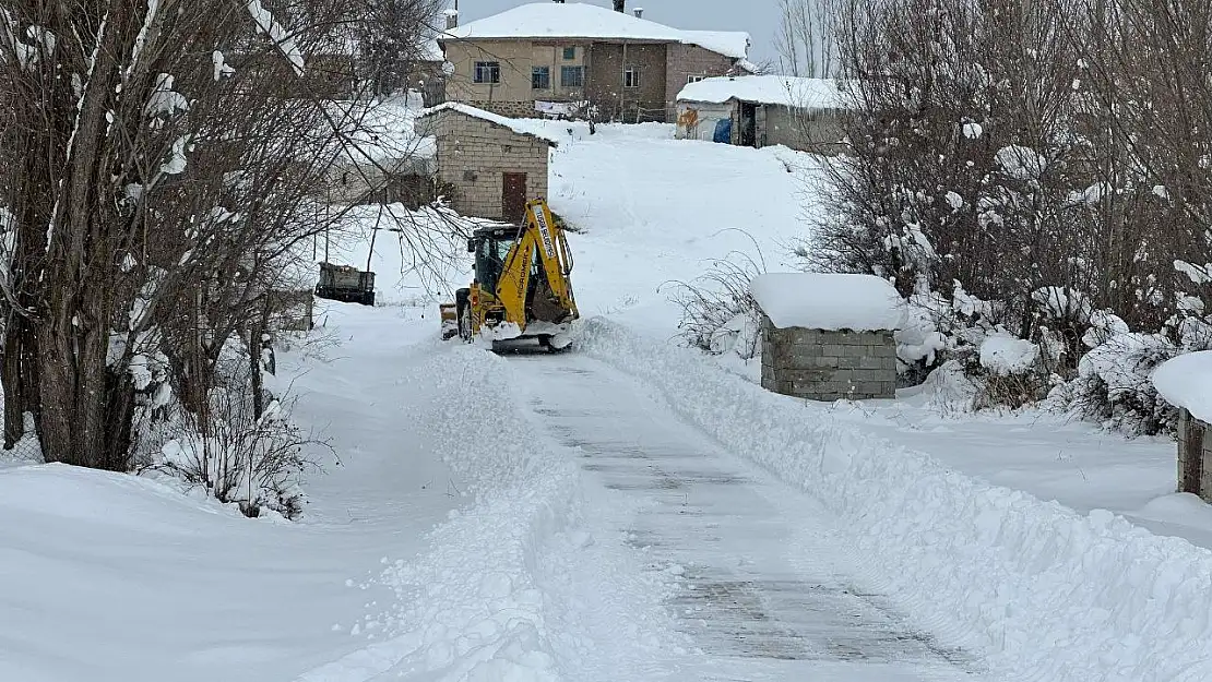 Tuşba'da kar küreme ve tuzlama çalışmaları sürüyor