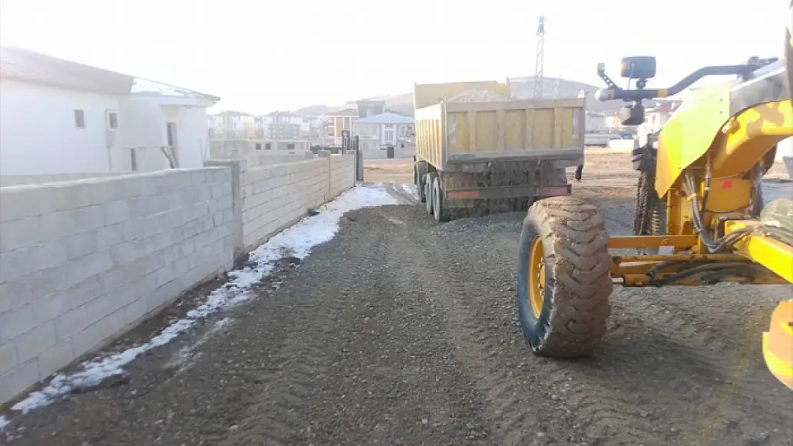 Tuşba'da kar küreme ve yol çalışmaları sürüyor