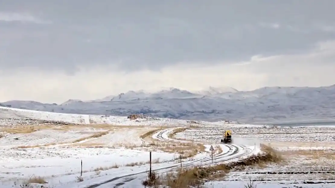 Tuşba'da kar temizleme çalışmaları