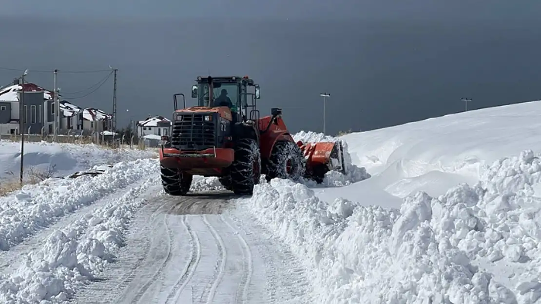 Tuşba'da kar temizleme çalışması