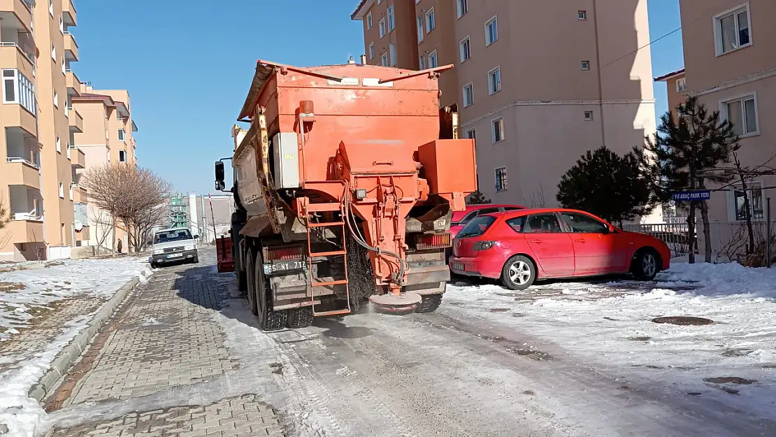 Tuşba'da karla mücadele ekipleri sahada