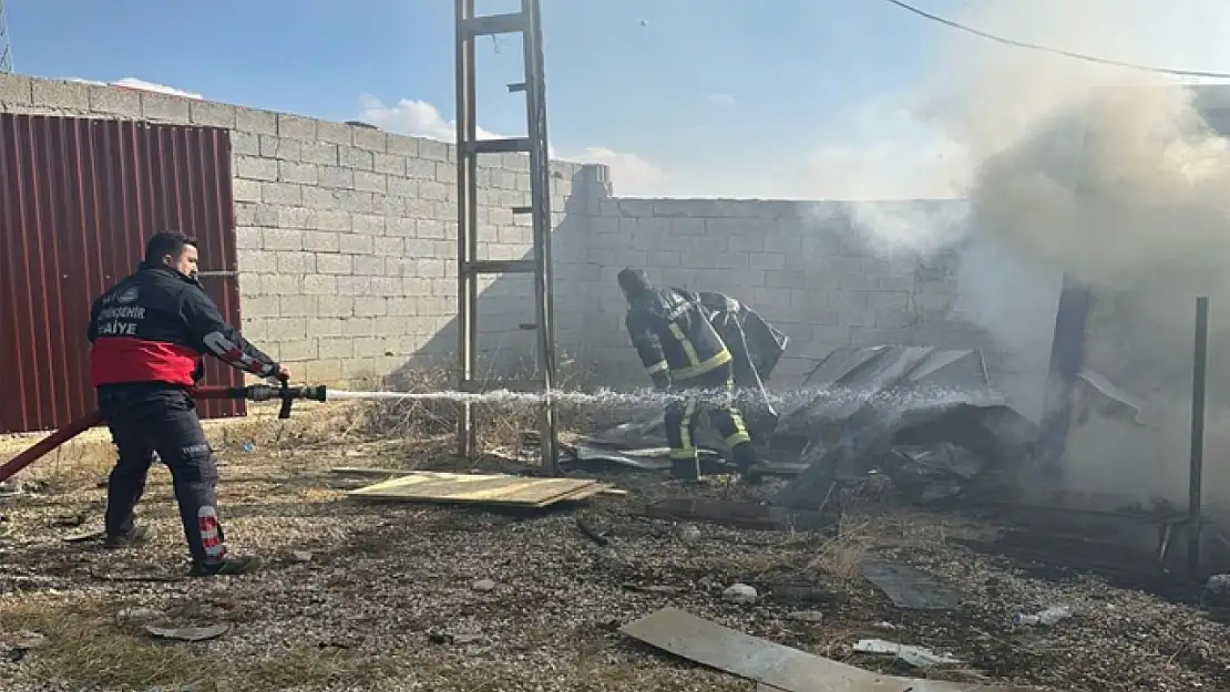 Tuşba'da konteyner yangını