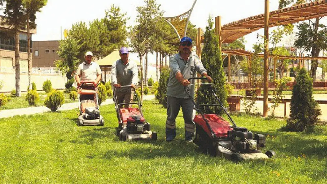 Tuşba'da park ve bahçelerde bakım onarım çalışması