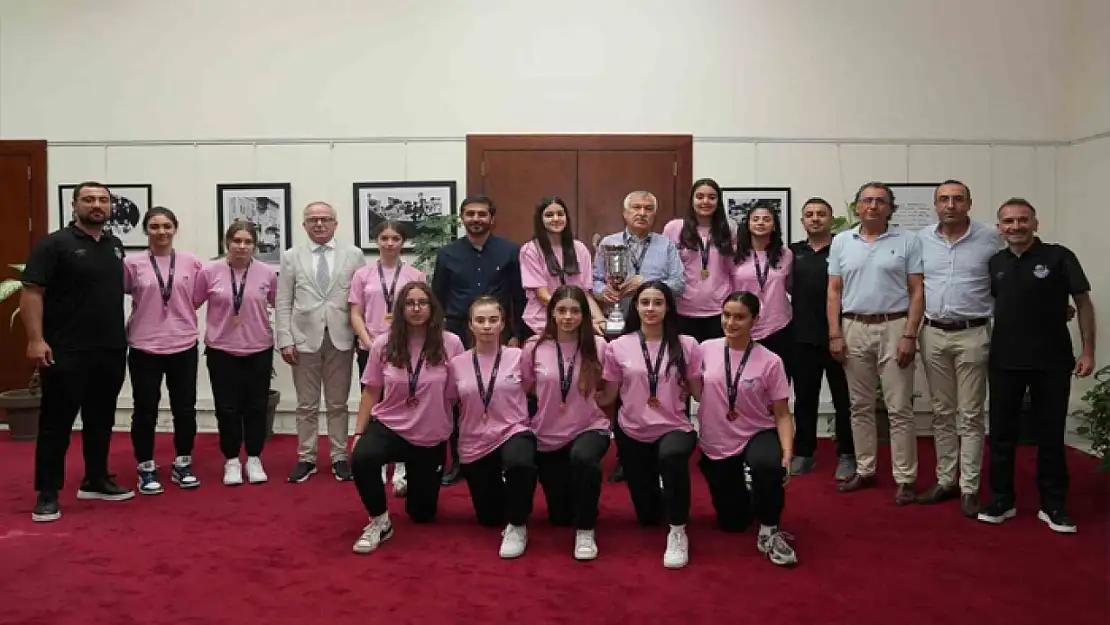 U16 Kız Basketbol Takımı'nın 5 oyuncusu ve takımın antrenörü milli takım kampına davet edildi