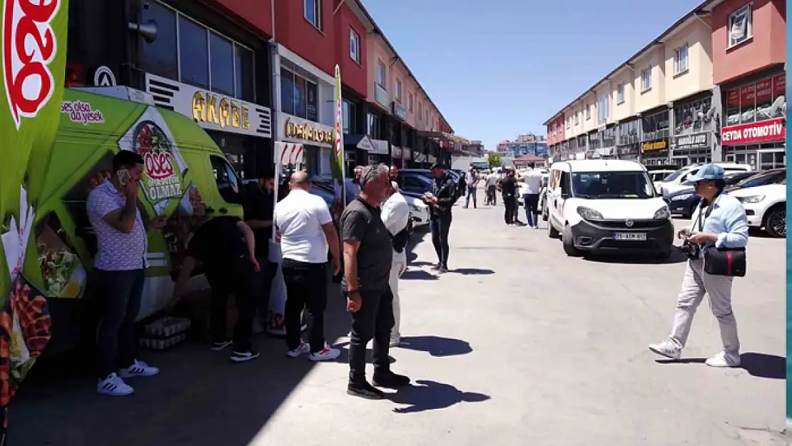 Ücretsiz açık oto pazarında yoğunluk