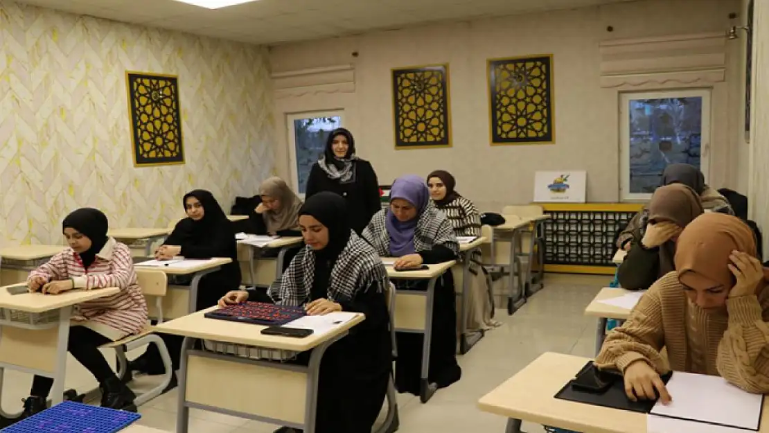 Üniversite öğrencileri Braille yazı sistemini öğreniyor