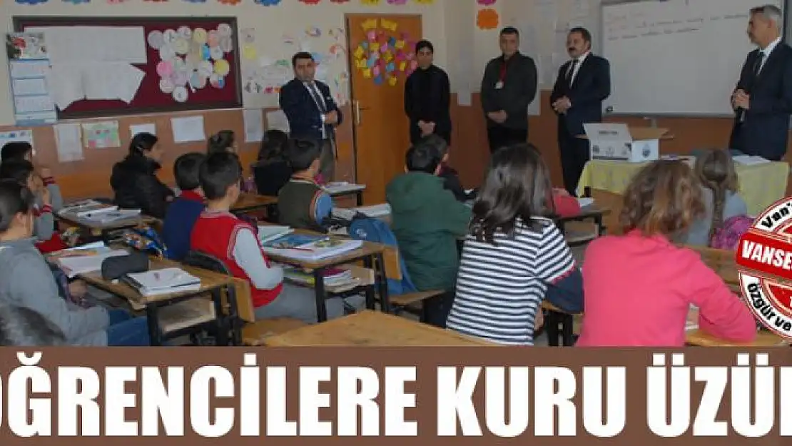 Tuşba'da öğrencilere kuru üzüm dağıtımı