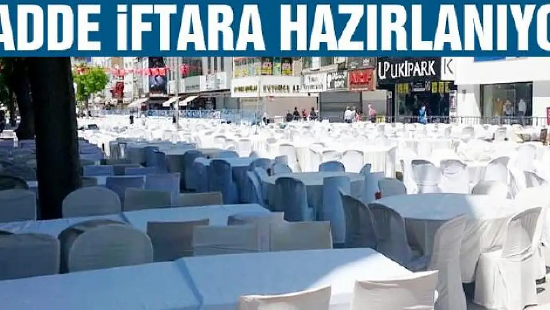 Cadde iftara hazırlanıyor