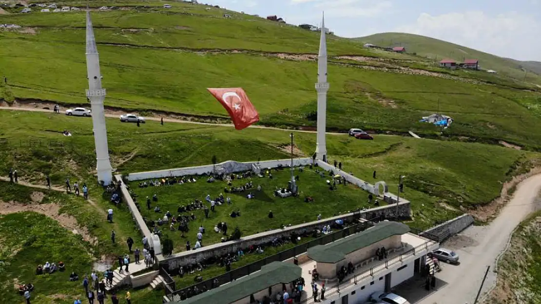 Üstü açık cami görenleri hayrete düşürüyor