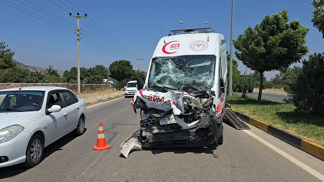 Vakadan dönen ambulans tankere çarptı: 3 sağlıkçı yaralı