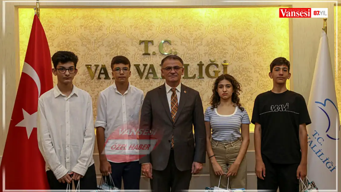 Vali Balcı LGS'de derece yapan öğrencilerle bir araya geldi