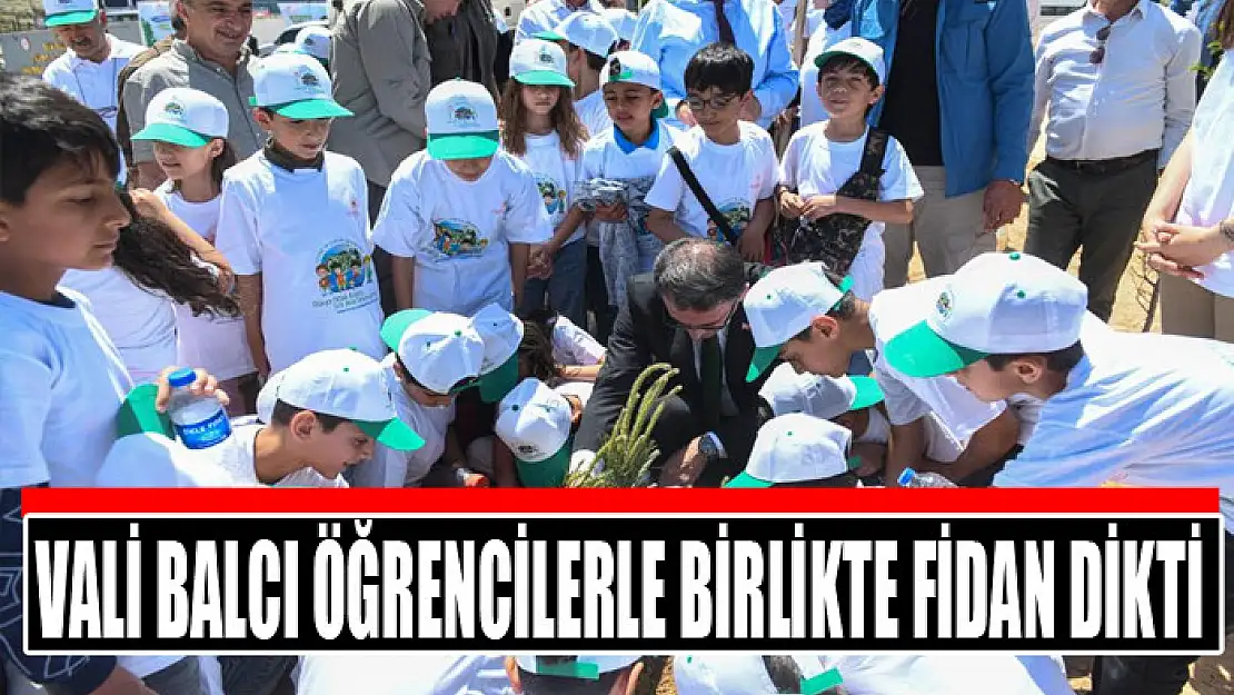 Vali Balcı öğrencilerle birlikte fidan dikti