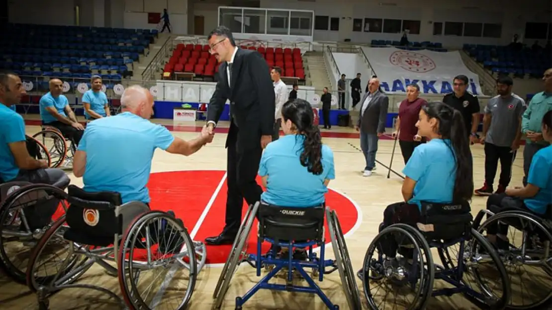 Vali Çelik'ten engelli sporculara sandalye desteği