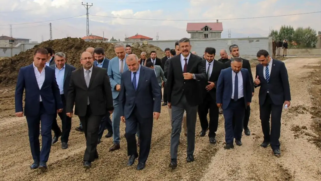 Vali Çelik ve Cumhurbaşkanı Başdanışmanı Kışla Yüksekova'da incelemelerde bulundu