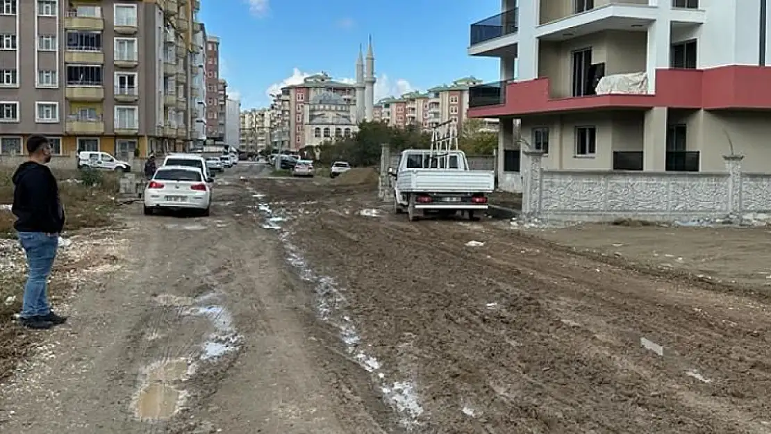 Vali Mithatbey Mahallesinde yol çalışması