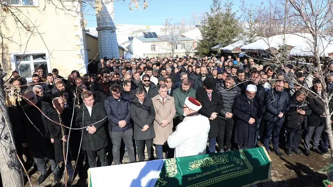 Vali/Mülkiye Başmüfettişi Ayhan'ın vefat eden annesi son yolculuğuna uğurlandı