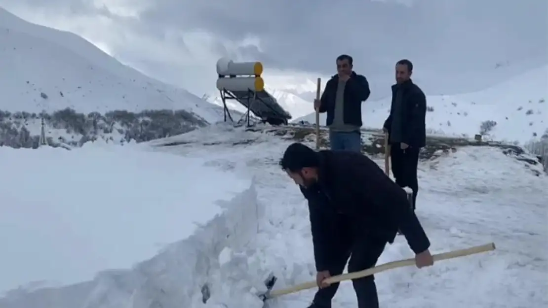 Van Bahçesaray'da kar kalınlığı 80 santim oldu