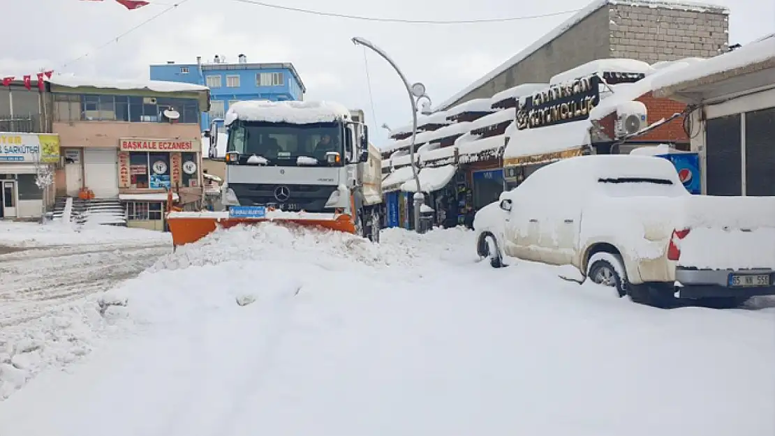 Van Başkale'de kar yığınları kamyonlarla taşınıyor