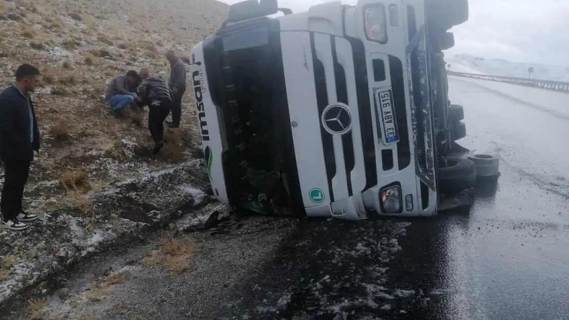 Van Başkale yolunda tır devrildi