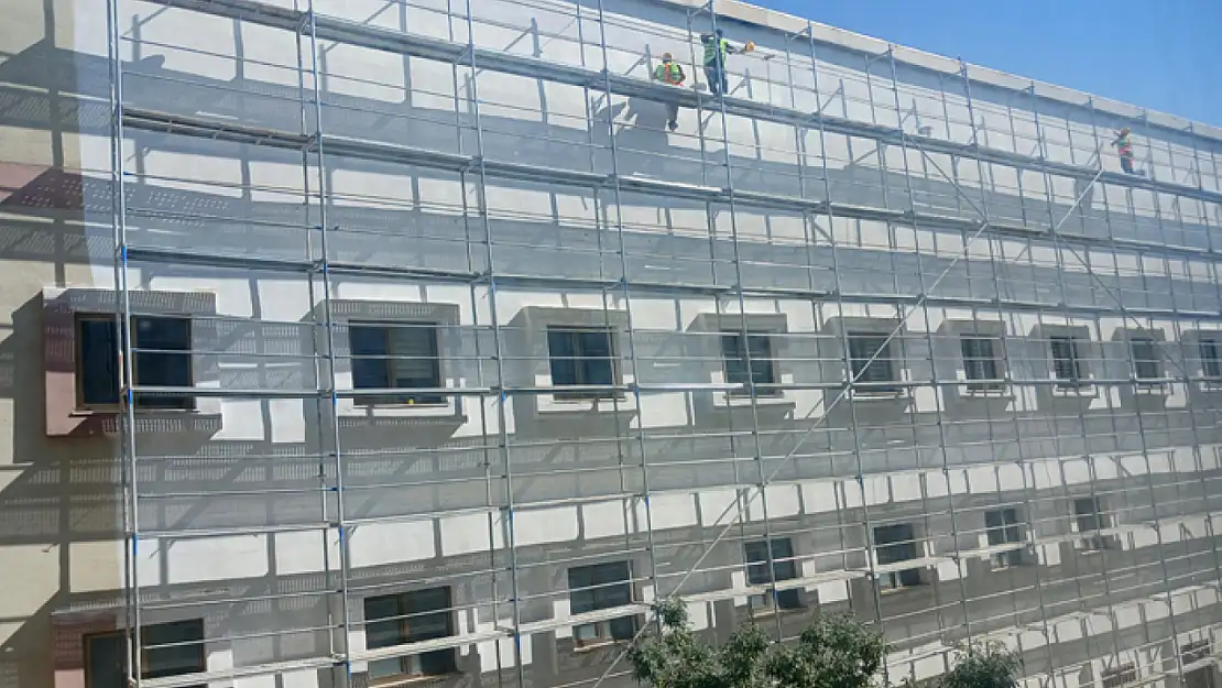 Van Bölge Eğitim ve Araştırma Hastanesi'nin dış cephesi boyanıyor