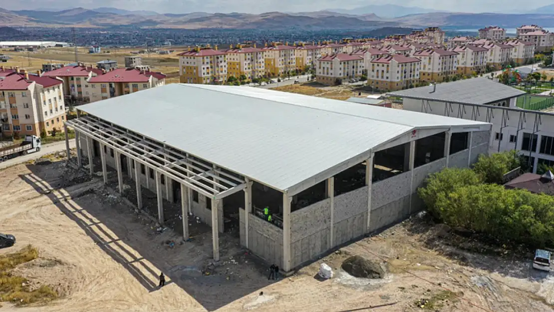 Van Büyükşehir Belediyesi Kalecik TOKİ'ye kapalı semt pazarı yapıyor