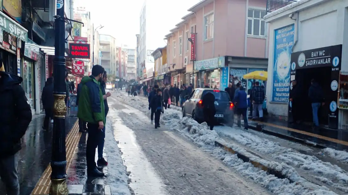 Van Büyükşehir Belediyesi karla mücadelede yetersiz kaldı