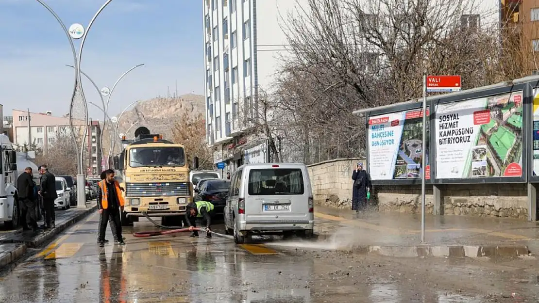 Van Büyükşehir Belediyesi kent genelinde temizlik çalışması başlattı