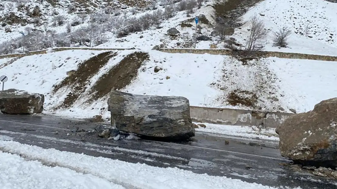 Van-Çatak kara yoluna dev kaya parçaları düştü